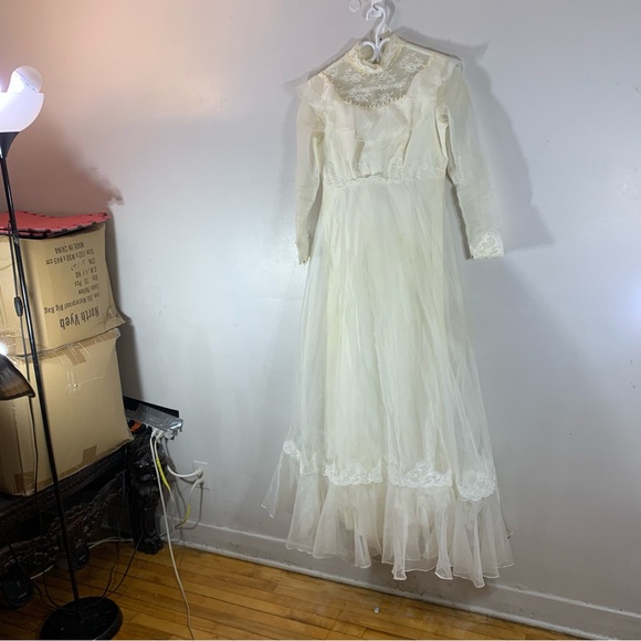 Vintage victorian wedding dress - Picture 2 of 16